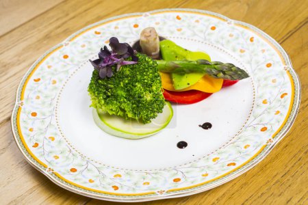 Téléchargez les photos : Légumes cuits à la vapeur sur une assiette fermer - en image libre de droit