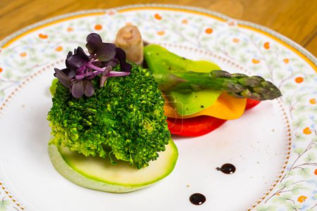 Téléchargez les photos : Légumes cuits à la vapeur sur une assiette fermer - en image libre de droit