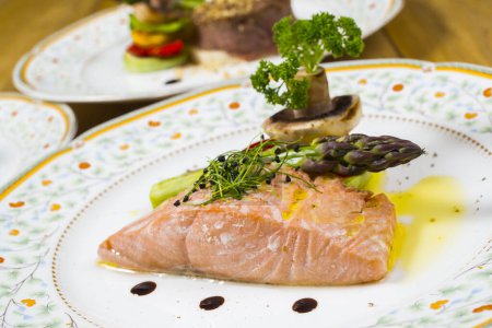 Téléchargez les photos : Filet de saumon aux légumes et steaks dans des assiettes - en image libre de droit