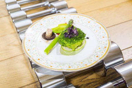 Téléchargez les photos : Légumes cuits à la vapeur sur une assiette et poids pour les loisirs - en image libre de droit