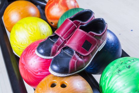 Téléchargez les photos : Balles de bowling et chaussures de bowling - en image libre de droit