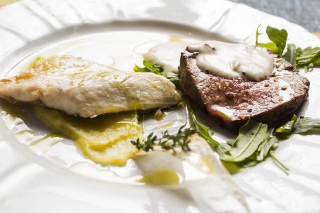 Téléchargez les photos : Viande de bœuf et poisson dans une assiette - en image libre de droit