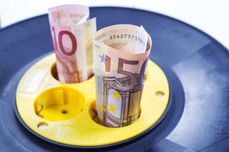 Téléchargez les photos : Fiche de connexion avec de l'argent Euro comme symbole pour l'électricité coûteuse - en image libre de droit