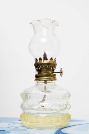 Téléchargez les photos : Lampe à gaz vintage sur fond blanc - en image libre de droit