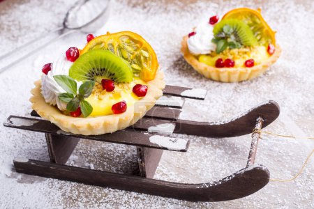 Téléchargez les photos : Gâteau aux fruits sur luge, décorations de Noël - en image libre de droit