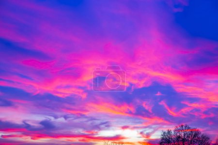 Téléchargez les photos : Beaux nuages colorés dans le ciel au coucher du soleil - en image libre de droit