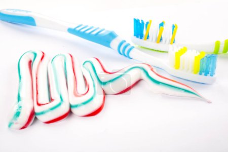 Téléchargez les photos : Brosses à dents et dentifrice sur fond blanc - en image libre de droit