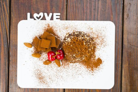 Foto de Mousse de chocolate con hojas de menta - Imagen libre de derechos