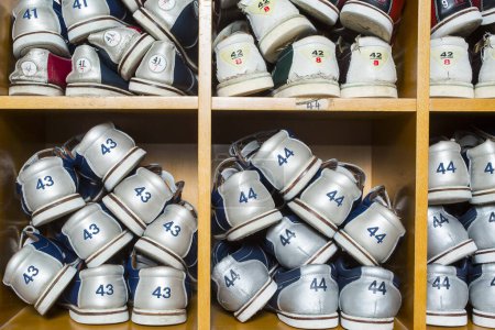 Téléchargez les photos : Rack avec des chaussures pour bowling en différentes tailles - en image libre de droit