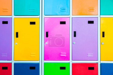 Téléchargez les photos : Casiers scolaires colorés pour le fond - en image libre de droit