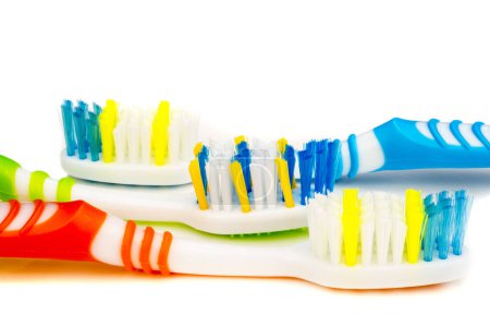 Téléchargez les photos : Brosses à dents isolées sur fond blanc - en image libre de droit