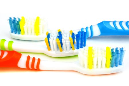 Téléchargez les photos : Brosses à dents isolées sur fond blanc - en image libre de droit