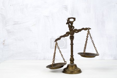 Téléchargez les photos : Ancienne échelle sur une table en bois, concept de justice et de connaissance - en image libre de droit