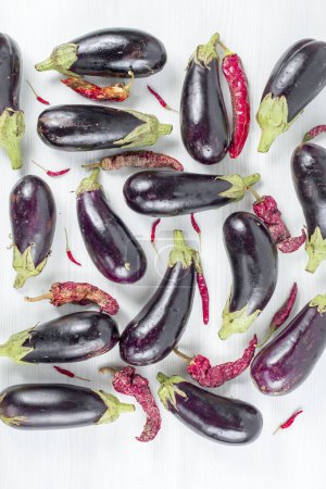 Téléchargez les photos : Poivrons rouges et aubergines isolés sur fond blanc - en image libre de droit