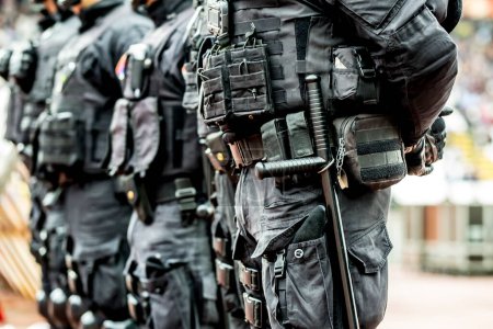 Téléchargez les photos : La police anti-terroriste a observé un noir exercices tactiques - en image libre de droit