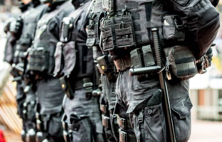 Téléchargez les photos : La police anti-terroriste a observé un noir exercices tactiques - en image libre de droit