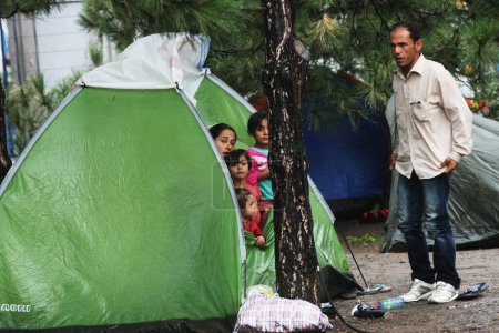 Téléchargez les photos : SERBIE, BELGRADE - 01 septembre 2015 : Le parc de la gare des migrants syriens est devenu une petite ville. Certains ont même installé des tentes et dans lesquelles ils résident, tandis que la plupart dorment sous le ciel ouvert
. - en image libre de droit