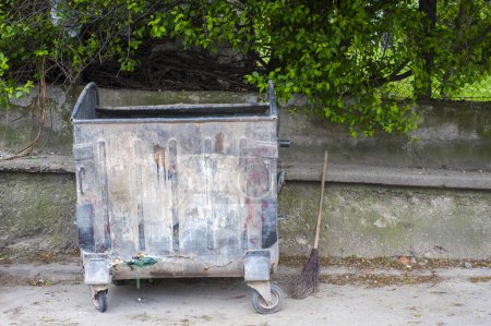 Téléchargez les photos : Conteneur à ordures en métal. Poubelle à quatre roues - en image libre de droit