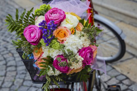 Téléchargez les photos : Bouquet de fleurs sur un vélo - en image libre de droit
