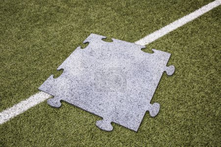 Foto de Protección de goma para el campo de fútbol y fútbol - Imagen libre de derechos