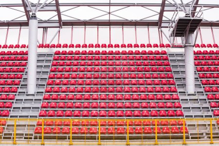 Téléchargez les photos : Sièges du stade rouge sans personne - en image libre de droit
