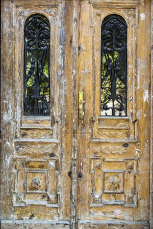 Foto de Puerta de madera tallada vieja - Imagen libre de derechos