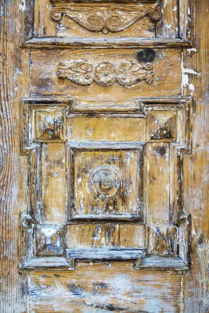 Foto de Puerta de madera tallada vieja - Imagen libre de derechos