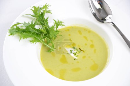 Téléchargez les photos : Épinards potage dans une assiette blanche - en image libre de droit
