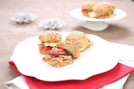 Téléchargez les photos : Hamburgers intégrés au thon et aux légumes - en image libre de droit