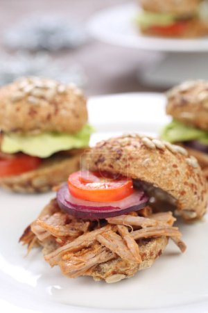 Téléchargez les photos : Hamburgers intégrés au thon et aux légumes - en image libre de droit