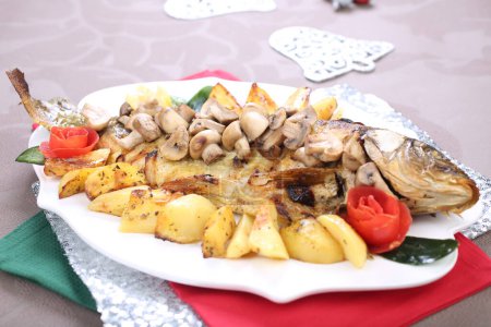 Foto de Carpa asada de pescado con patatas y setas - Imagen libre de derechos