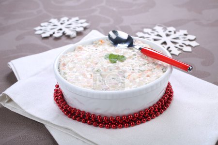 Téléchargez les photos : Salade traditionnelle russe olivie. Salade avec légumes hachés et mayonnaise. Salade russe - en image libre de droit