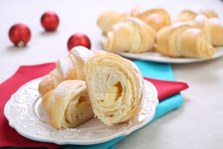 Foto de Croissants con azúcar y crema de vainilla - Imagen libre de derechos