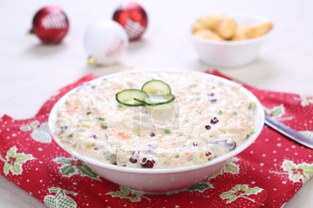 Téléchargez les photos : Salade traditionnelle russe olivie. Salade avec légumes hachés et mayonnaise. Salade russe - en image libre de droit