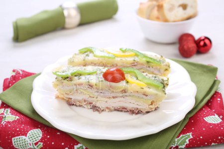 Téléchargez les photos : Gâteau salé de poulet, bacon et fromage - en image libre de droit