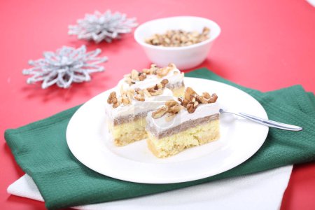 Téléchargez les photos : Gâteaux aux noix, crème et biscuits - en image libre de droit
