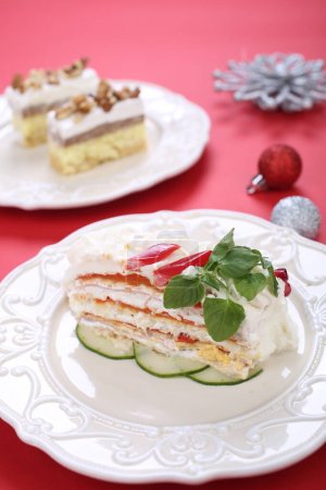 Téléchargez les photos : Gâteau au paprika rôti salé, fromage à la crème et jambon - en image libre de droit