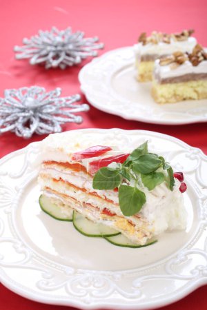 Téléchargez les photos : Gâteau au paprika rôti salé, fromage à la crème et jambon - en image libre de droit