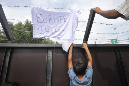 Foto de SERBIA-Septiembre 2015: Hungría cerró su frontera con Serbia después de la entrada en vigor de la ley para cualquiera que intente hilar ilegalmente. Migrantes en la "tierra de nadie" en la frontera que cruza Horgos - Imagen libre de derechos