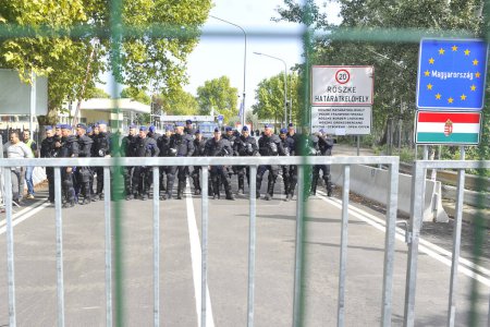 Foto de SERBIA-Septiembre 2015: Hungría cerró su frontera con Serbia después de la entrada en vigor de la ley para cualquiera que intente hilar ilegalmente. Migrantes en la "tierra de nadie" en la frontera que cruza Horgos - Imagen libre de derechos