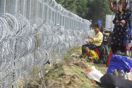 Téléchargez les photos : SERBIE-Septembre 2015 : La Hongrie a fermé sa frontière avec la Serbie après l'entrée en vigueur de la loi pour toute personne qui tente de faire du fil illégal. Migrants dans le "no man's land" au passage de la frontière Horgos - en image libre de droit