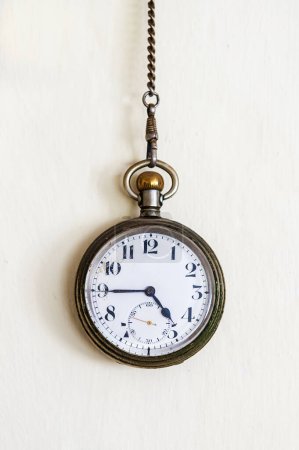 Foto de Reloj de bolsillo aislado sobre fondo blanco - Imagen libre de derechos