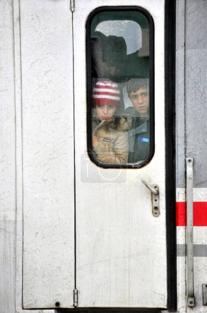 Téléchargez les photos : SID, SERBIE - FÉVRIER 2016 : Réfugiés embarquant dans un train pour le camp de réfugiés de Sid, en Serbie. - en image libre de droit