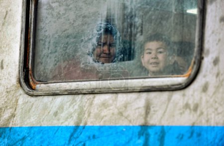 Téléchargez les photos : SID, SERBIE - FÉVRIER 2016 : Réfugiés embarquant dans un train pour le camp de réfugiés de Sid, en Serbie. - en image libre de droit