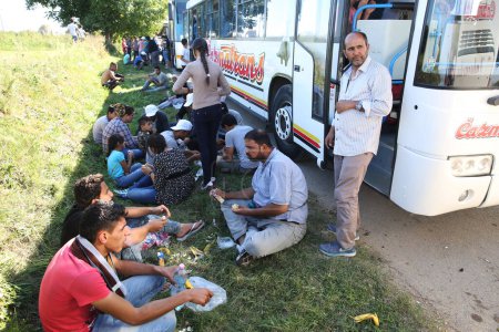 Téléchargez les photos : Opatovac, Croatie - 5 octobre 2015 ; Les réfugiés entrant dans le camp de réfugiés d'Opatovac écoutent la frontière. Ils ne seront ici qu'un jour et ensuite ils continueront en Hongrie. - en image libre de droit