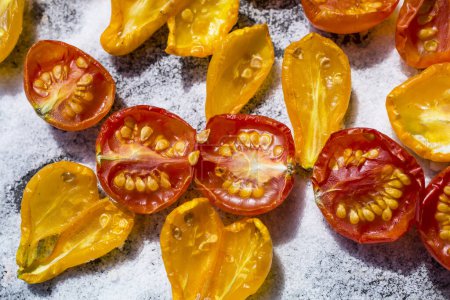 Foto de Tomates amarillos y rojos secos al sol - Imagen libre de derechos