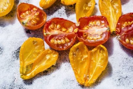 Téléchargez les photos : Tomates jaunes et rouges séchées au soleil - en image libre de droit