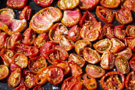 Téléchargez les photos : Tomates séchées au soleil, vue de dessus - en image libre de droit