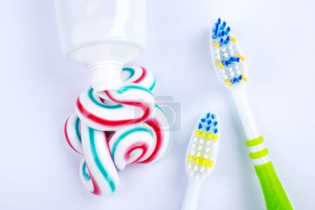 Téléchargez les photos : Dentifrice et brosses à dents isolées sur fond blanc - en image libre de droit