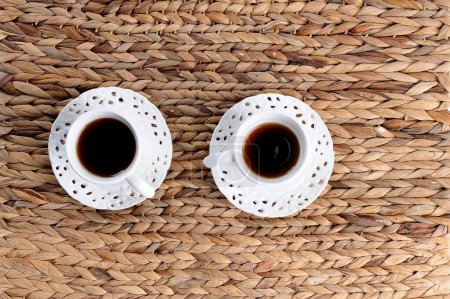 Téléchargez les photos : Vue de dessus de deux tasses de café - en image libre de droit